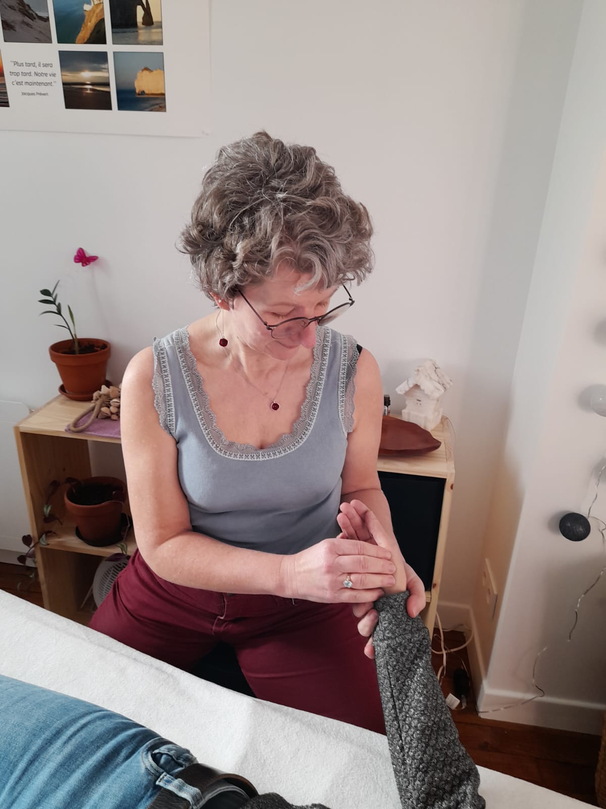 Massage main pendant le massage métamorphique